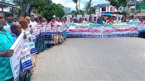 হিমাগারভাড়া বৃদ্ধির প্রতিবাদে রংপুরে মহাসড়ক অবরোধ, সড়কে আলু ঢেলে প্রতিবাদ